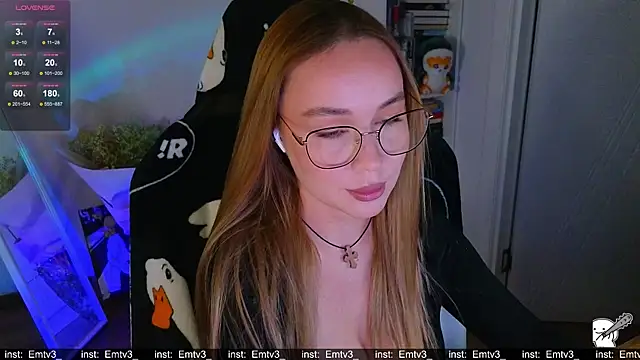 Snapshot of Emili1- chatting on January 16, 1:37 pm Emili1- online show from January 16, 1:37 pm