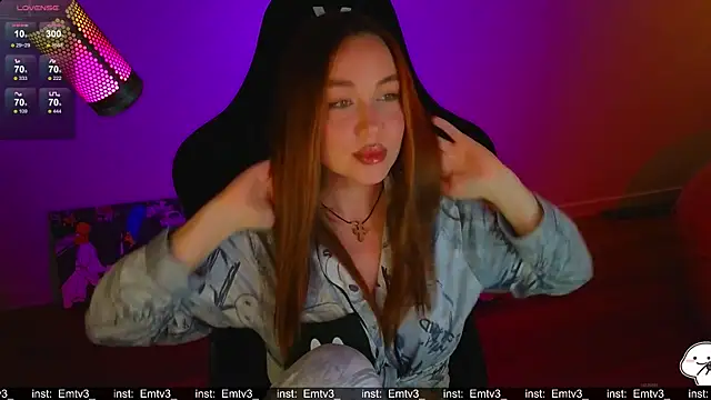 Snapshot of Emili1- chatting on May 4, 10:00 am Emili1- online show from May 4, 10:00 am