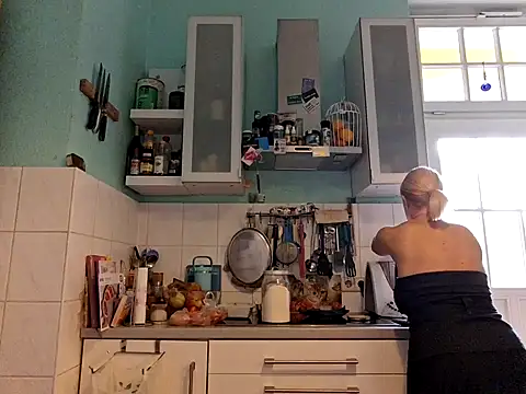 Snapshot of FrauleinSchmitt chatting on October 6, 11:18 am FrauleinSchmitt online show from October 6, 11:18 am