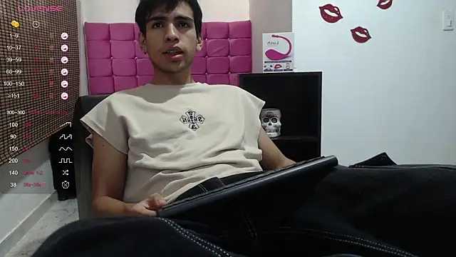 Snapshot of zack_thunder chatting on January 21, 12:18 pm zack thunder online show from January 21, 12:18 pm