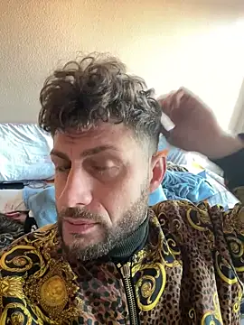 Snapshot of michifolli92 chatting on March 3, 8:27 am michifolli92 online show from March 3, 8:27 am