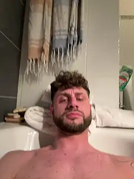 Snapshot of michifolli92 chatting on March 13, 2:33 pm michifolli92 online show from March 13, 2:33 pm