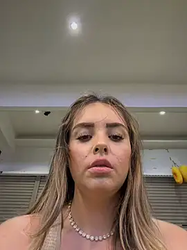 Snapshot of Alirawrz chatting on February 23, 6:11 am Alirawrz online show from February 23, 6:11 am