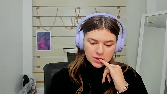 Josephine Kiss online show from February 8, 1:33 pm