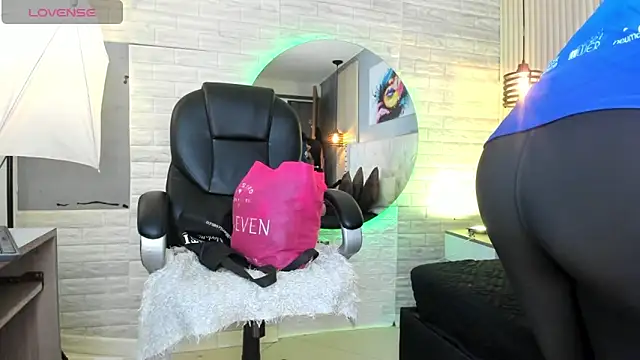 Snapshot of sussy__stone chatting on April 23, 12:15 pm sussy stone online show from April 23, 12:15 pm