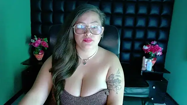 Snapshot of SaraThomso chatting on December 5, 5:59 am SaraThomso online show from December 5, 5:59 am