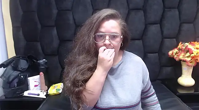 Snapshot of SaraThomso chatting on December 19, 1:51 pm SaraThomso online show from December 19, 1:51 pm