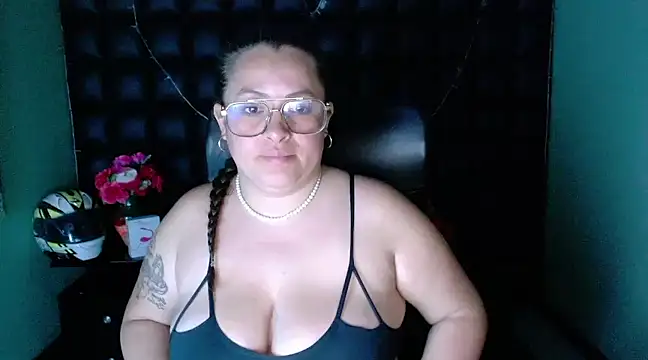 Snapshot of SaraThomso chatting on December 31, 9:10 am SaraThomso online show from December 31, 9:10 am