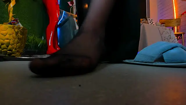 Snapshot of LolaLemona chatting on December 12, 5:04 pm LolaLemona online show from December 12, 5:04 pm