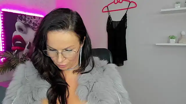 Snapshot of HelenLuxx chatting on February 1, 1:51 pm HelenLuxx online show from February 1, 1:51 pm