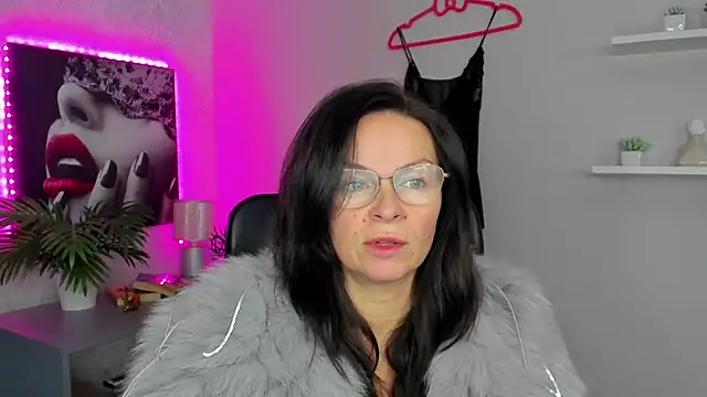 Snapshot of HelenLuxx chatting on February 2, 7:41 am HelenLuxx online show from February 2, 7:41 am