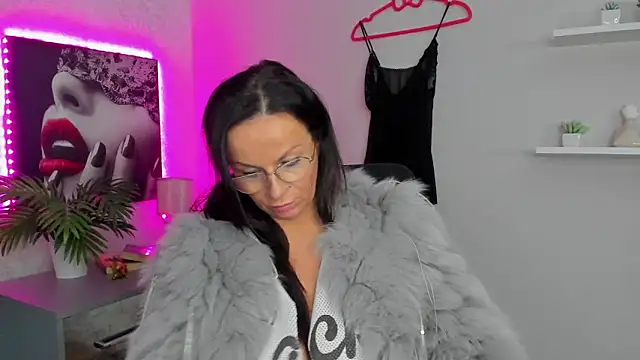 Snapshot of HelenLuxx chatting on February 2, 1:52 pm HelenLuxx online show from February 2, 1:52 pm