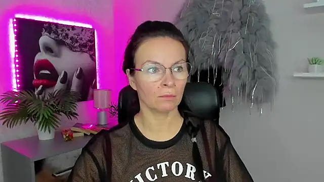 Snapshot of HelenLuxx chatting on February 3, 6:45 am HelenLuxx online show from February 3, 6:45 am