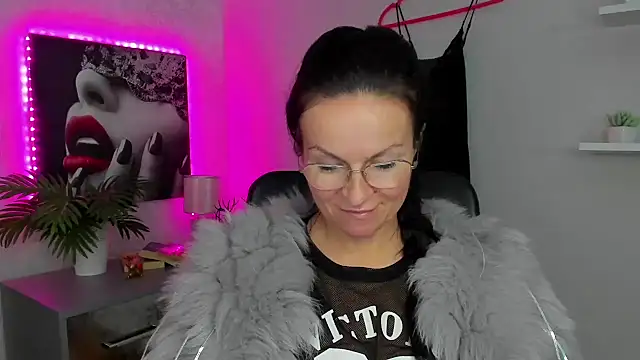 Snapshot of HelenLuxx chatting on February 3, 9:52 am HelenLuxx online show from February 3, 9:52 am