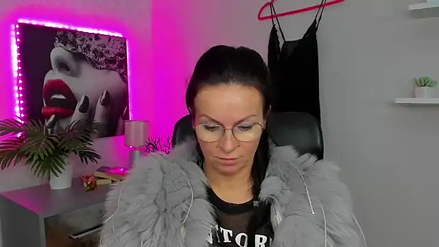 Snapshot of HelenLuxx chatting on February 3, 12:57 pm HelenLuxx online show from February 3, 12:57 pm