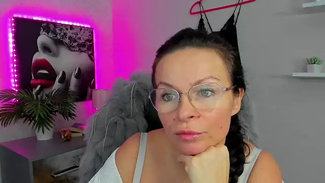 Snapshot of HelenLuxx chatting on February 4, 10:21 am HelenLuxx online show from February 4, 10:21 am