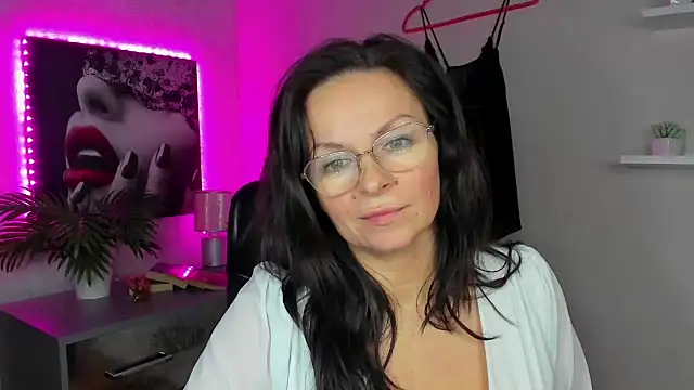 Snapshot of HelenLuxx chatting on February 5, 1:44 pm HelenLuxx online show from February 5, 1:44 pm