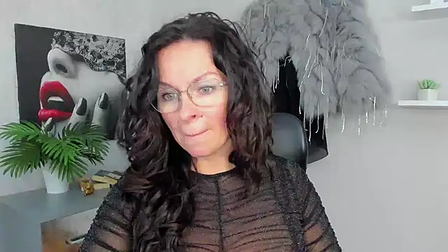 Snapshot of HelenLuxx chatting on February 6, 10:15 am HelenLuxx online show from February 6, 10:15 am