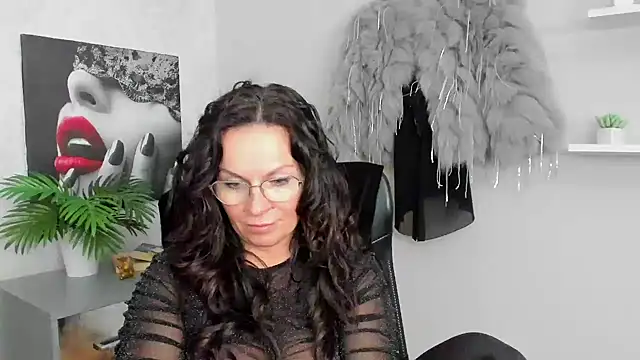 Snapshot of HelenLuxx chatting on February 6, 1:43 pm HelenLuxx online show from February 6, 1:43 pm