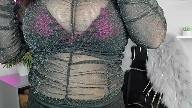 Snapshot of HelenLuxx chatting on February 12, 9:42 am HelenLuxx online show from February 12, 9:42 am