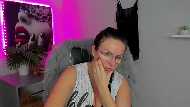 Snapshot of HelenLuxx chatting on February 13, 12:43 pm HelenLuxx online show from February 13, 12:43 pm