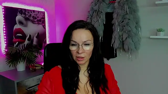 Snapshot of HelenLuxx chatting on February 14, 6:34 am HelenLuxx online show from February 14, 6:34 am