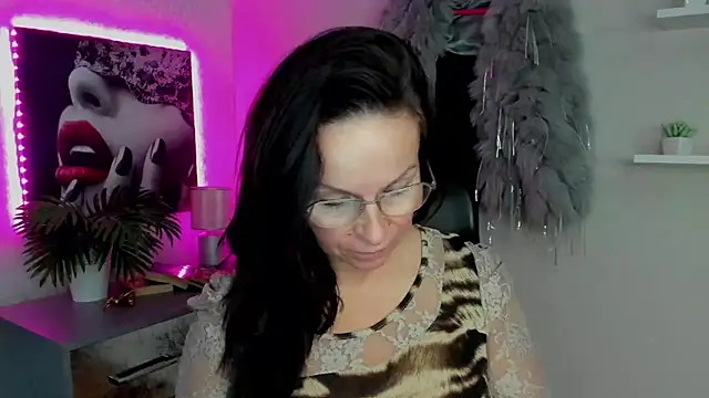 Snapshot of HelenLuxx chatting on February 15, 7:16 am HelenLuxx online show from February 15, 7:16 am