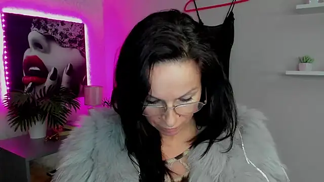 Snapshot of HelenLuxx chatting on February 15, 11:06 am HelenLuxx online show from February 15, 11:06 am