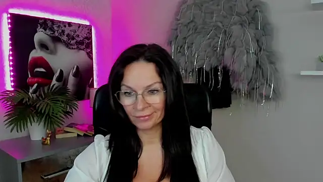 Snapshot of HelenLuxx chatting on March 3, 5:29 pm HelenLuxx online show from March 3, 5:29 pm