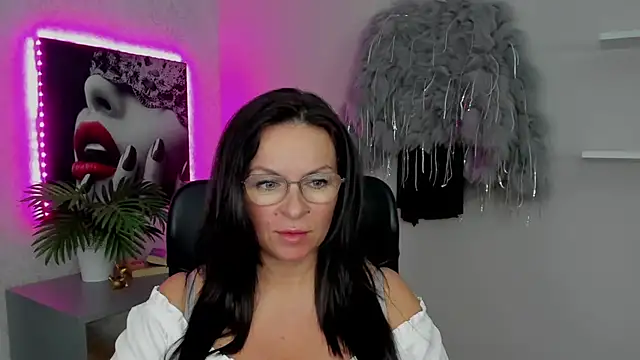 Snapshot of HelenLuxx chatting on March 14, 5:24 pm HelenLuxx online show from March 14, 5:24 pm