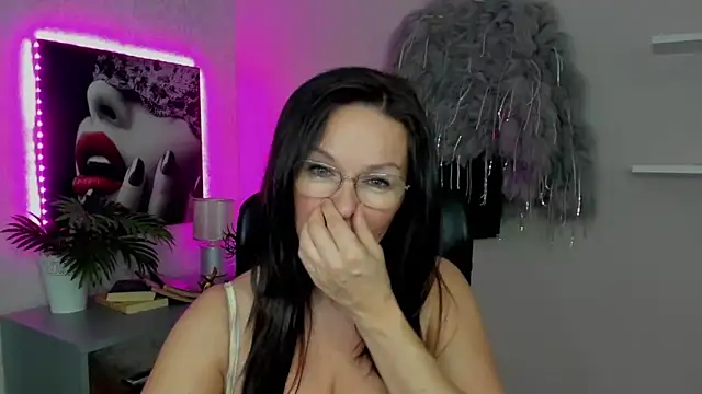 Snapshot of HelenLuxx chatting on March 16, 7:26 am HelenLuxx online show from March 16, 7:26 am