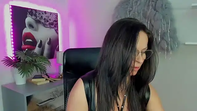 Snapshot of HelenLuxx chatting on March 20, 5:15 pm HelenLuxx online show from March 20, 5:15 pm