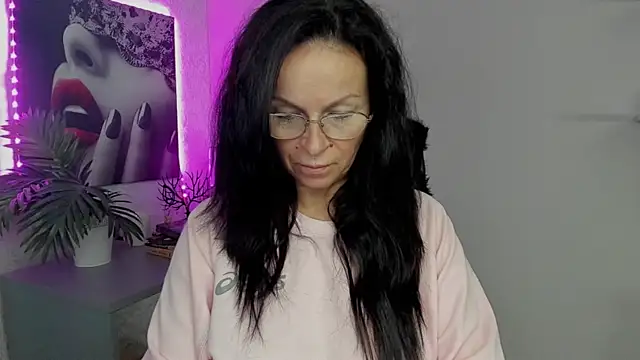 Snapshot of HelenLuxx chatting on September 18, 5:42 am HelenLuxx online show from September 18, 5:42 am