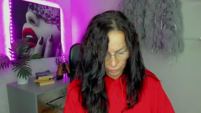 Snapshot of HelenLuxx chatting on October 16, 5:41 am HelenLuxx online show from October 16, 5:41 am