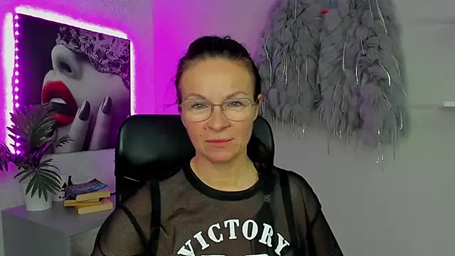 Snapshot of HelenLuxx chatting on October 17, 6:38 am HelenLuxx online show from October 17, 6:38 am