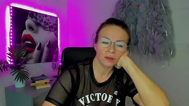 Snapshot of HelenLuxx chatting on October 17, 6:43 pm HelenLuxx online show from October 17, 6:43 pm