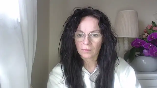 Snapshot of HelenLuxx chatting on October 21, 6:14 am HelenLuxx online show from October 21, 6:14 am