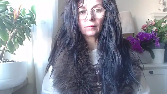 Snapshot of HelenLuxx chatting on November 6, 7:53 am HelenLuxx online show from November 6, 7:53 am