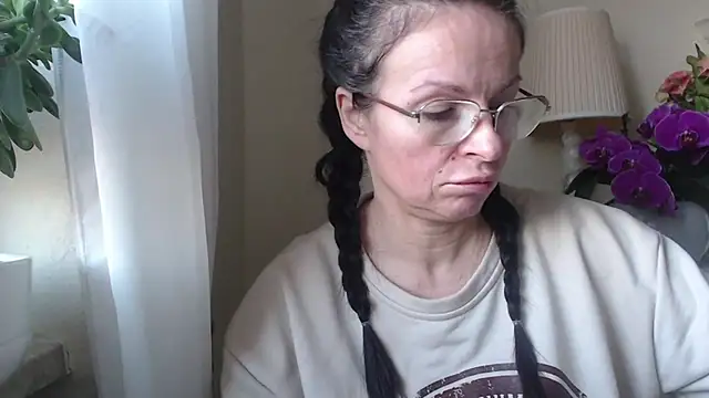 Snapshot of HelenLuxx chatting on November 7, 7:19 am HelenLuxx online show from November 7, 7:19 am