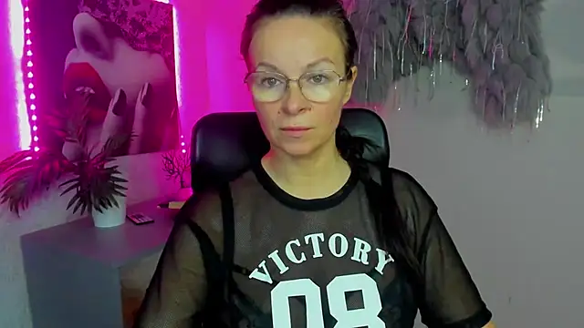 Snapshot of HelenLuxx chatting on November 20, 6:46 am HelenLuxx online show from November 20, 6:46 am