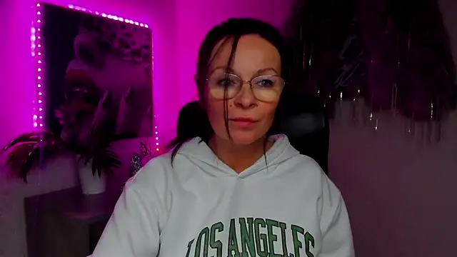 Snapshot of HelenLuxx chatting on November 22, 7:57 pm HelenLuxx online show from November 22, 7:57 pm