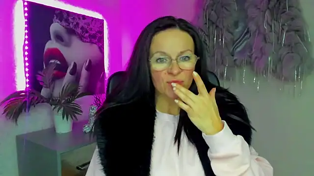 Snapshot of HelenLuxx chatting on November 24, 3:01 pm HelenLuxx online show from November 24, 3:01 pm