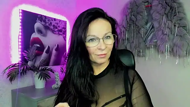 Snapshot of HelenLuxx chatting on November 28, 5:48 pm HelenLuxx online show from November 28, 5:48 pm