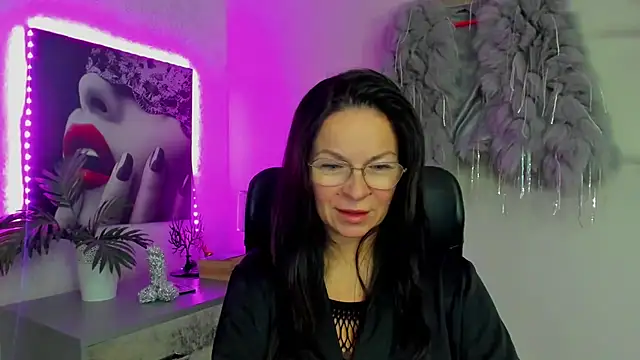 Snapshot of HelenLuxx chatting on November 29, 8:17 am HelenLuxx online show from November 29, 8:17 am