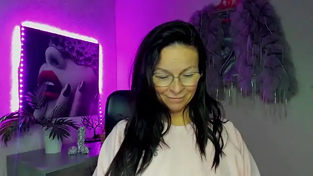 Snapshot of HelenLuxx chatting on November 30, 7:07 pm HelenLuxx online show from November 30, 7:07 pm