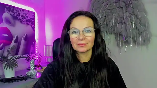 Snapshot of HelenLuxx chatting on December 19, 4:14 pm HelenLuxx online show from December 19, 4:14 pm