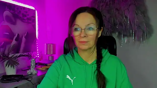 Snapshot of HelenLuxx chatting on January 6, 6:50 am HelenLuxx online show from January 6, 6:50 am