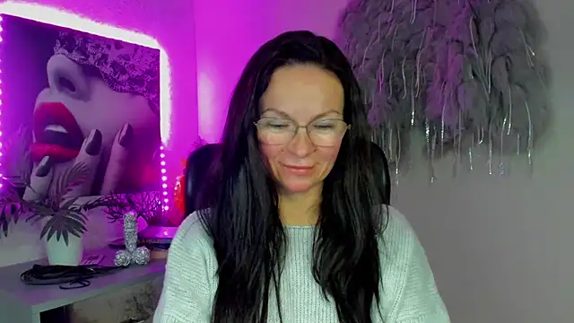 Snapshot of HelenLuxx chatting on January 19, 2:54 pm HelenLuxx online show from January 19, 2:54 pm