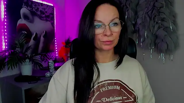 Snapshot of HelenLuxx chatting on February 2, 4:06 pm HelenLuxx online show from February 2, 4:06 pm