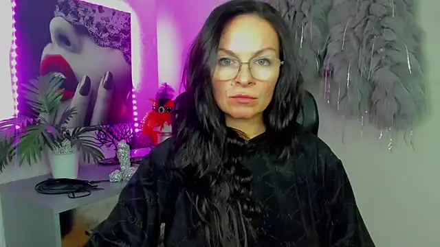 Snapshot of HelenLuxx chatting on February 4, 3:18 pm HelenLuxx online show from February 4, 3:18 pm